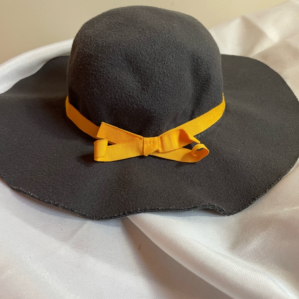 Cute “Big Girl’s” Dark Gray Hat w/Bright Yellow Bow, Description has Measurement